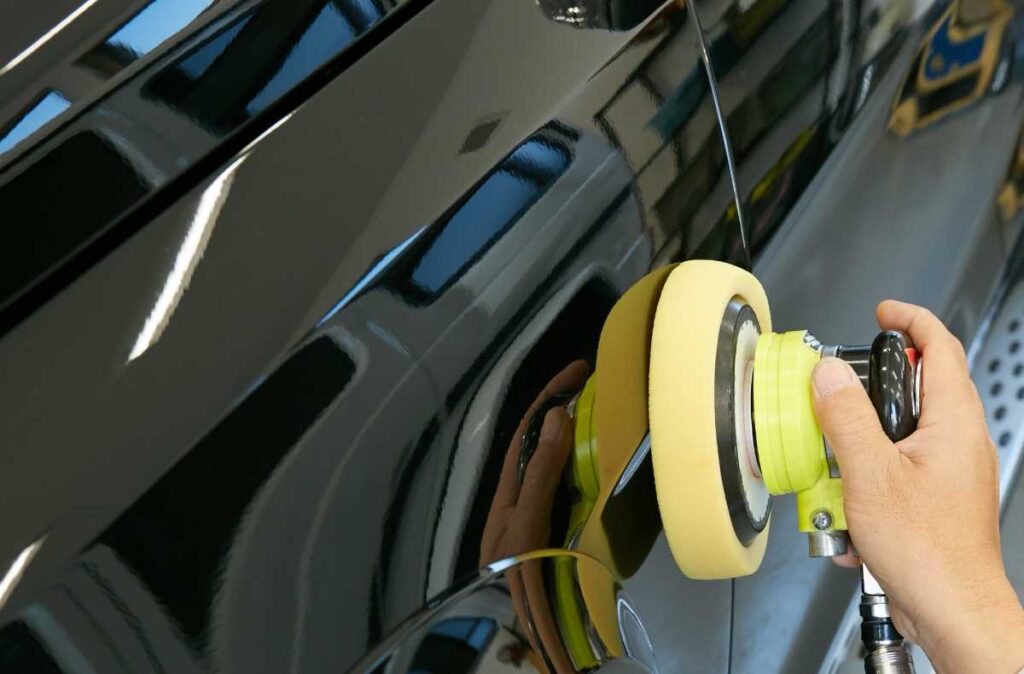 カーコーティングはディーラーか専門店のどちらがいいか悩んでいる女性のイメージ